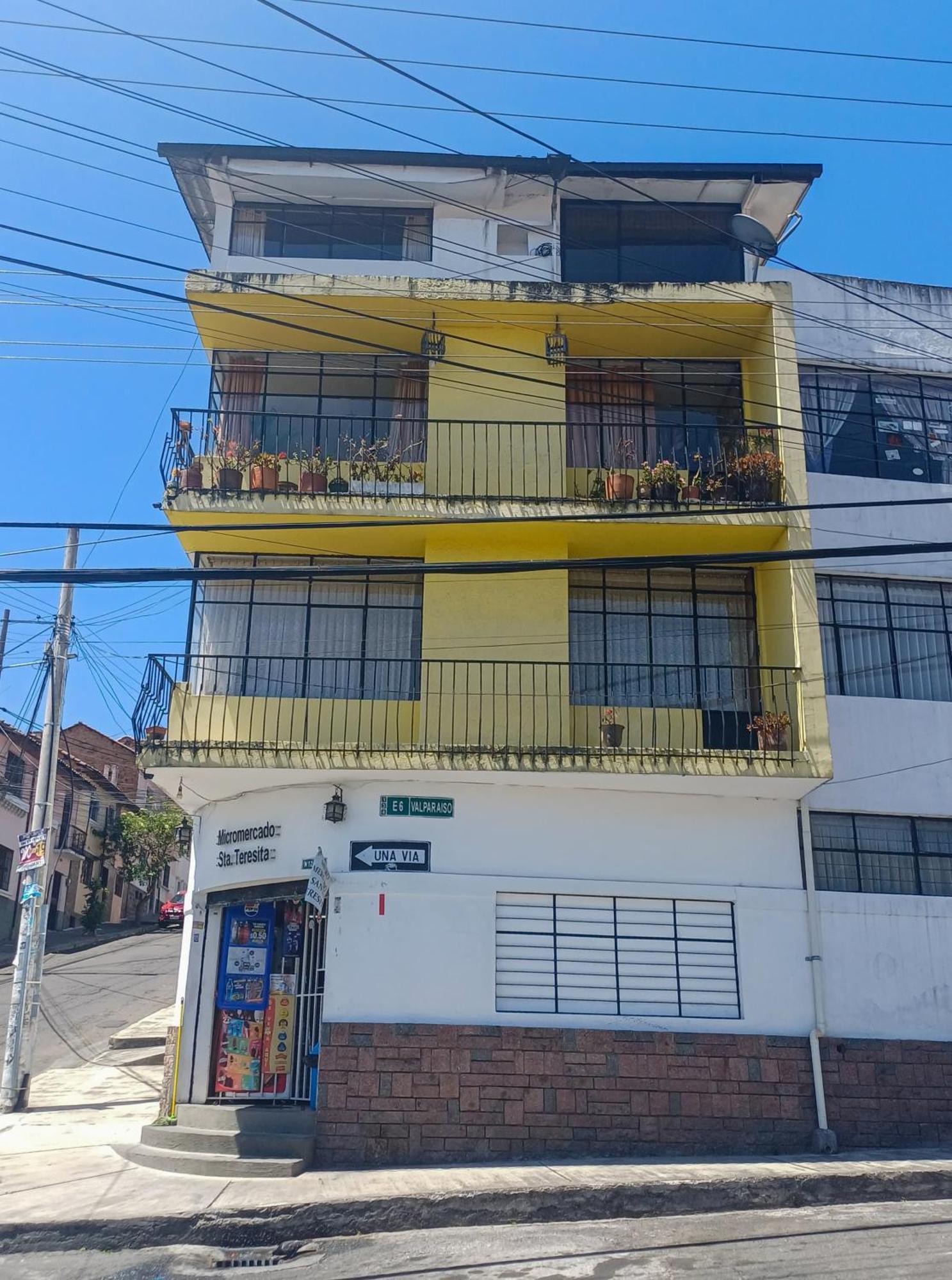 The Quito Guest House With Yellow Balconies For Travellers Exterior photo